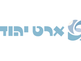 ילד לגו מחייך משחק בקוביות לגו